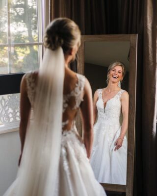 Een “ Mariages “ bruid aan het woord:

Goedendag,

Wat heb ik genoten van de prachtige jurk op mijn bruiloft! De jurk schitterde prachtig met alle glitter! Jullie hebben mij uitstekend geholpen met de zoektocht naar mijn droom jurk en de bijpassende sieraden. 
Heel erg bedankt voor de goede, zorgvuldige hulp en service! 

Hartelijke groet, 
Sylvia Hekman - van der Horst