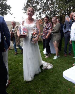 Een “Mariages“ bruid aan het woord:
Hallo Jenneke! 

Bij deze alvast even een indruk van onze trouwdag en mijn mooie trouwjurk! 
Mede dankzij jou is deze dag de mooiste dag van ons leven geworden! Ontzettend bedankt voor alles! 

Veel groeten,
Marian van der Zaag- Feunekes