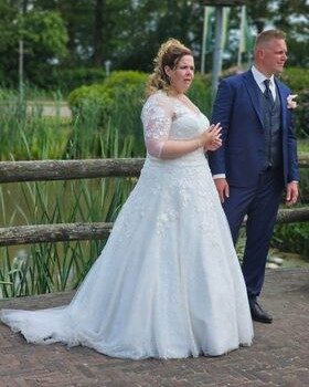 Een "Mariages" bruid aan het woord:
Hallo hierbij stuur ik u  foto's van mijn jurk. Ik was er super blij mee en voelde me echt een bruidje. De jurk zat als gegoten en de mensen hebben lekker van mijn glitterjurk kunnen genieten, hihi, de hele trouwauto zat er onder 🙈haha. Ben blij met mijn keus geweest echt een jurk die bij mij hoort❤️ Bedankt voor jullie hulp en het meedenken. Ik adviseer mensen echt om bij jullie te komen. Ik voelde me echt op mijn gemak bij jullie😊. 
Met vriendelijke groet,
Deborah
 #Poirier #weddingdress #Bruidsmode #bruidsjurk #trouwen #Mariages #realwedding #mariagesbruidsmode #bruidsjurken #bruiloft #jaricebridal #trouwjurk #realbride #Jarice