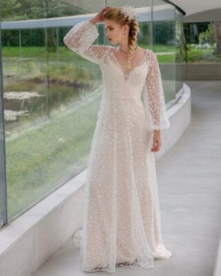 ♥️ VINTAGE GLAMOUR ♥️

De sprankelende overjurk met glitters, sprankelt de hele dag, gecombineerd met een champagne kleurige satijnen onderjurk is deze jurk zowel elegant als adembenemend. Een trendy bruidsjurk met een snufje vintage glamour en een moderne twist.

Model Giulietta Glitter uit de collectie van @bridalstar

Nieuwsgierig naar onze collectie bruidsjurken?
Kijk op www.mariages.nl

Voor het maken van een afspraak bel of mail ons!
Mariages bruidsmode 
Tel: 0528-233344
Mail: info@mariages.nl 
♥️ ♥️ ♥️

@mariages_bruidsmode 
@jennekedrooglever
@elsoosterloo 
@saskiazwiggelaardogger

#mariages_bruidsmode #mariages #trouwen #trouwjurk #bruid #bruidsjurk #bruidswinkel #love #trouwenin2024 #verloofd #sayyestothedress  #vierdeliefde #drenthe #friesland #groningen #overijssel #liefde #trouwenin2023 #trouwplannen #trouwenindrenthe #aanstaandbruidspaar #inspiratie #bruiloft #vintage #bridalstar #hoogeveen #bruidsatelier
#nieuwecollectie
#wedding #weddingdress