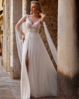 Model Nelise van @jaricebridal 
De stof is van chiffon kanten lijfje met split in de rok.