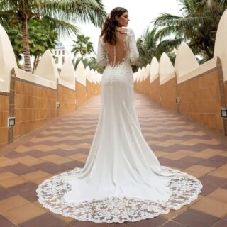 ♥️ BRUIDSJURK MET MOUWEN ♥️

Ben jij opzoek naar je droomjurk met mouwen? Dan ben jij bij Mariages aan het juiste adres. Bijvoorbeeld model Ikaris uit de collectie van @bridalstar

Ikaris is een elegante droom. Met haar zachte ivoorkleurige crêpe en onthullende achterkant is deze jurk zowel sexy als classy. Haar taille wordt geaccentueerd door prachtige kanten ornamenten en ook de zomen van de mouwen zijn prachtig met hun uitgesneden kantpatronen. Ikaris heeft een kleine maar extravagante sleep met even prachtige uitgesneden kanten cirkels voor een romantisch effect. Op zoek naar iets stijlvols, betoverends en elegants?

Ben jij nieuwsgierig naar deze bruidsjurk of 1 onze andere bruidsjurk met mouwen? Maak dan snel een afspraak en ontdek onze collectie.

Kijk op www.mariages.nl en plan je afspraak. Bellen voor een afspraak kan ook.
Mariages bruidsmode 
Tel: 0528-233344
Mail: info@mariages.nl 
♥️ ♥️ ♥️

@mariages_bruidsmode 
@jennekedrooglever
@elsoosterloo 
@saskiazwiggelaardogger

#mariages_bruidsmode #mariages #trouwen #trouwjurk #bruid #bruidsjurk #weddingdress #wedding #bruidswinkel #bride #bridalshop #bruidsatelier #atelier #bridalstar #love #verliefd #verloofd #sayyestothedress #Hoogeveen #bridetobe #vierdeliefde #drenthe #friesland #groningen #overijssel #nieuwecollectie #liefde #trouwenin2023 #trouwplannen #trouwjurkmetmouwen