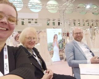 ♥️ Inkoop nieuwe collectie ♥️
Vandaag was het een inspirerende dag op de bruidsbeurs @europeanbridalweek
Prachtige collecties mogen bewonderen van o.a.
@jaricebridal
@ladybirdbridal
@whiteonebridal
@biancoevento
@bridalstar
@poirier_bridal 

Wil jij een afspraak maken om onze collectie te bekijken?
Maak dan een afspraak.
Mariages bruidsmode 
Tel: 0528-233344
Mail: info@mariages.nl 
♥️ ♥️ ♥️

@mariages_bruidsmode 
@jennekedrooglever
@elsoosterloo 
@saskiazwiggelaardogger

#mariages_bruidsmode #mariages #trouwen #trouwjurk #bruid #bruidsjurk #weddingdress #wedding #bruidswinkel #bride #bridalshop #bruidsatelier #atelier #europeanbridalweek #love #verliefd #verloofd #sayyestothedress #Hoogeveen #bridetobe #vierdeliefde #drenthe #friesland #groningen #overijssel #nieuwecollectie #liefde #trouwenin2024 #trouwplannen #bruidsbeurs